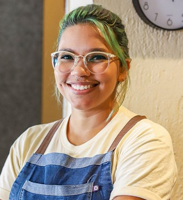 mulher sorrindo com o cabelo colorido